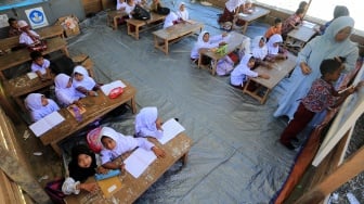 Delapan Bulan Pasca Bencana, Ratusan Siswa SD di Aceh Masih Belajar Darurat