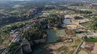 Foto udara kondisi area bekas tambang galian C yang telah ditutup di Mancak, Kabupaten Serang, Banten, Kamis (23/7/2026). [ANTARA FOTO/Muhammad Bagus Khoirunas/wsj]