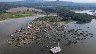 Foto udara permukiman yang kembali muncul di kawasan Bendungan Karian yang mengering di Kampung Somang, Lebak, Banten, Jumat (24/7/2026). [ANTARA FOTO/Muhammad Bagus Khoirunas/YU]