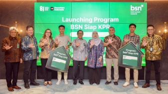 Direktur Consumer Banking PT Bank Syariah Nasional Mochamad Yut Penta (tengah) dan Direktur PT Melayani Sepenuh Hati Marine Novita (kanan) melakukan penandatangan kerja sama disaksikan Direktur Utama PT Bank Syariah Nasional Alex Sofjan Noor pada acara Launching Program BSN Siap KPR di Jakarta, Jumat (24/7/2026). [handout]