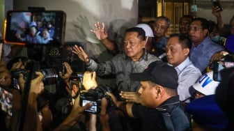 Mantan Jaksa Agung Muda Bidang Tindak Pidana Khusus Febrie Adriansyah (tengah) menjawab pertanyaan wartawan seusai menjalani pemeriksaan di Kejaksaan Agung, Jakarta, Jumat (24/7/2026). [ANTARA FOTO/Darryl Ramadhan/sgd]