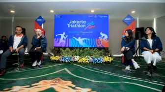 Analis Keolahragaan selaku Ketua Subkelompok Olahraga Prestasi Dinas Remuda dan Olahraga Provinsi DKI Jakarta, Julio Yusuf, Kepala Bidang Pemasaran dan Atraksi Dinas Pariwisata dan Ekonomi Kreatif Provinsi DKI Jakarta, Lucky Wulandari, Ketua Umum Federasi Triathlon Indonesia DKI Jakarta, Michelle Elizabeth Surjaputra, Direktur Komersial PT Pembangunan Jaya Ancol Tbk, Rahmaniar, dan Race Director Jakarta Triathlon 2026, M. Zaky Izzat saat melakuka press conference di Jakarta, Jumat (24/7/2026). [Suara.com/Alfian Winanto]