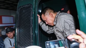 Tersangka mantan Jaksa Agung Muda Tindak Pidana Khusus (Jampidsus) Febrie Adriansyah (kanan) turun dari mobil tahanan setibanya di Rutan Cabang KPK, Gedung KPK, Jakarta, Jumat (24/7/2026). [ANTARA FOTO/Asprilla Dwi Adha/sgd]