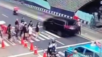 Viral Alphard Terobos Lampu Merah, Polisi Bongkar Pelat Palsu dan Langsung Tilang Pengemudi