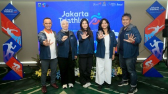 Analis Keolahragaan selaku Ketua Subkelompok Olahraga Prestasi Dinas Remuda dan Olahraga Provinsi DKI Jakarta, Julio Yusuf, Kepala Bidang Pemasaran dan Atraksi Dinas Pariwisata dan Ekonomi Kreatif Provinsi DKI Jakarta, Lucky Wulandari, Ketua Umum Federasi Triathlon Indonesia DKI Jakarta, Michelle Elizabeth Surjaputra, Direktur Komersial PT Pembangunan Jaya Ancol Tbk, Rahmaniar, dan Race Director Jakarta Triathlon 2026, M. Zaky Izzat saat melakuka press conference di Jakarta, Jumat (24/7/2026). [Suara.com/Alfian Winanto]