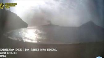 Gunung Anak Krakatau Erupsi Dua Kali: Abu Hitam Pekat Selimuti Langit Selat Sunda