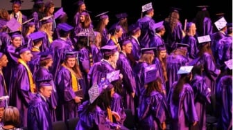 Prosesi Wisuda Lama? Ini 9 Barang Kecil tapi Bermanfaat yang Wajib Dibawa