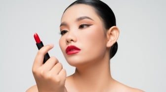 Apa Perbedaan Lipstik Cair dan Lipstik Padat?