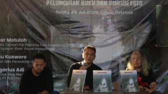 Kurator pameran sekaligus editor dan jurnalis foto Harian Kompas Danu Kusworo (kiri), VP Komunikasi Korporat dan TJSL PT PLN (Persero) Gregorius Adi Trianto (tengah) dan Pendiri Yayasan Mata Waktu Oscar Motuloh (kanan) menyampaikan pemaparan saat pameran foto dan peluncuran buku Prahara Pulau Emas di Omah Petroek, Pakem, Sleman, D.I Yogyakarta, Sabtu (25/7/2026). [ANTARA FOTO/Andreas Fitri Atmoko/nym]