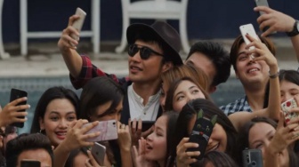 Ojol Nyamar Jadi Orang Kaya Demi Cinta, Film Free Wifi Sindir Telak Budaya Pamer Media Sosial!