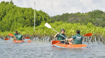Bank Syariah Nasional (Bank BSN) bersama Mahasiswa Peduli Lingkungan Pesisir melaksanakan kegiatan monitoring pertumbuhan mangrove di kawasan konservasi Eco Mangrove Segara Ayu, Bali, Minggu (26/07/2026). [handout]