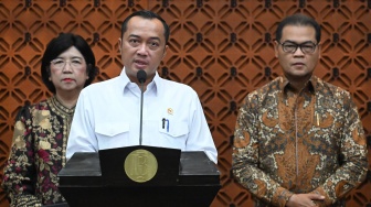 Menteri Sekretaris Negara Prasetyo Hadi (tengah) didampingi jajaran Deputi Gubernur Bank Indonesia (BI) Destry Damayanti (kiri) dan Ricky P. Gozali (kanan) menyampaikan keterangan pers terkait pengunduran diri Gubernur BI Perry Warjiyo di Jakarta, Senin (27/7/2026). [ANTARA FOTO/Marco/rwa/wsj]