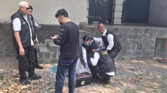 Puslabfor Bawa Bantal dan Kotak Hitam dari TKP Kematian Sutrimo, Pastikan Tak Ada Racun