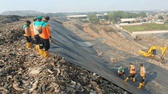 Menyelimuti 55 Juta Ton Sampah dengan Geomembrane: Solusi Darurat atau Bom Waktu Berbahaya?