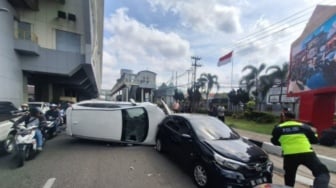 Kronologi CR-V Terguling di Depan Kejari Palembang, Tabrak Dua Mobil Parkir Usai Hindari Motor