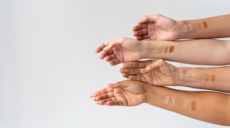 4 Cara Mengetahui Undertone Kulit untuk Bedak agar Warna Menyatu dan Wajah Tak Kusam