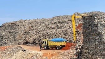 Cegah Ledakan Sampah Saat Kemarau, DLH dan Damkar Tangsel Kolaborasi Semprot TPA Cipeucang