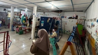 Puluhan Siswa TK Gaya Baru Solo Belajar di Atap yang Kondisinya Membahayakan