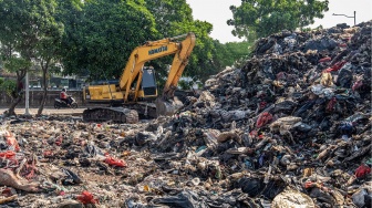 Gunungan Sampah Penuhi RTH Penjaringan