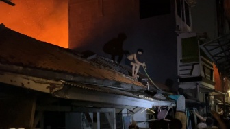 Kebakaran Hebat Landa Permukiman Padat di Kebayoran Lama, 28 Unit Damkar Dikerahkan