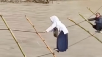 Viral Siswa Seberangi Sungai di Atas Tali, Pemerintah Aceh Desak BNPB Bangun Jembatan