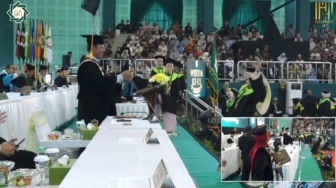 Viral karena Nyungsep di Panggung Wisuda: Antara Niat Selfie dan Hilangnya Etika?