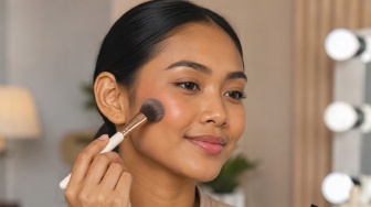 Kulit Sawo Matang Wajib Tahu! Ini 6 Warna dan Merk Blush On yang Bikin Wajah Merona Sempurna