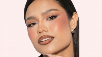 Strawberry Latte Makeup, Tren Riasan Hangat dengan Sentuhan Berry yang Lagi Naik Daun