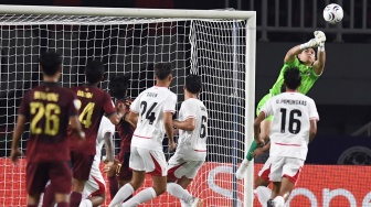 Kiper Timnas Indonesia Nadeo Arga Winata (kanan atas) menahan bola dari tendangan pesepak bola Kamboja pada ASEAN Hyundai Cup 2026 di Stadion Pakansari, Kabupaten Bogor, Jawa Barat, Senin (27/7/2026). [ANTARA FOTO/Yulius Satria Wijaya/foc]