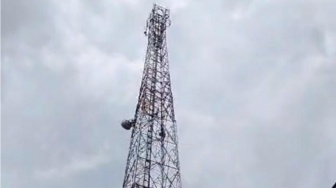 Remaja Blega Nekat Terjun dari Menara BTS Ketinggian 100 Meter