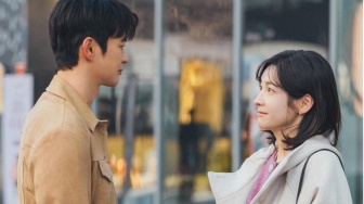 Review See You at Work Tomorrow: Cinta yang Diuji oleh Rahasia Masa Lalu
