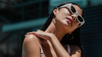Mengapa Sunscreen Sering Membuat Wajah Terasa Sumuk dan Makin Berminyak saat Cuaca Lembap?