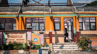 Pekerja menyelesaikan proyek revitalisasi SD Negeri Tanggirejo di Tegowanu, Grobogan, Jawa Tengah, Senin (27/7/2026). [ANTARA FOTO/Aprillio Akbar/tom]