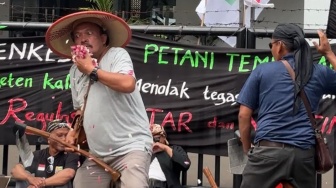 Massa Petani Tembakau Gelar Aksi di Kemenko PMK, Desak Pembatalan Aturan PP 28/2024