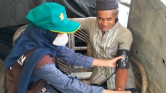 Aksi Jemput Bola Mahasiswa KKN: Turun Langsung Cek Kesehatan Warga Reuhat Tuha