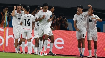 Pesepak bola Timnas Indonesia Mitchell Lee Baker (kedua kanan) berselebrasi dengan rekan-rekannya usai membobol gawang Timnas Kamboja pada pertandingan Grup A ASEAN Championship atau Piala AFF 2026 di Stadion Gelora Pakansari, Kabupaten Bogor, Jawa Barat, Senin (27/7/2026). [ANTARA FOTO/Yulius Satria Wijaya/tom]
