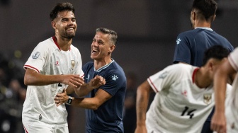 Pesepak bola Timnas Indonesia Jens Raven (kiri) berselebrasi bersama Pelatih John Herdman (kedua kiri) usai membobol gawang Kamboja pada pertandingan Grup A ASEAN Championship atau Piala AFF 2026 di Stadion Gelora Pakansari, Kabupaten Bogor, Jawa Barat, Senin (27/7/2026). [ANTARA FOTO/Bayu Pratama S/foc]
