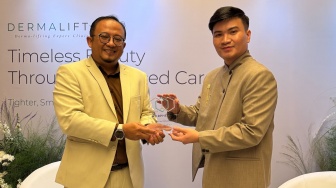 National Sales Manager Laser Division PT Regenesis Indonesia, Eko Meidha, menyerahkan penghargaan kepada CEO & Founder Dermalift Clinic, dr. Irfana Efendi di Jakarta, Selasa (28/7/2026). [Handout]
