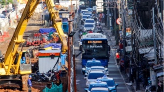 Plus Minus Naik Transportasi Umum di Jakarta