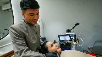 Seorang tenaga medis melakukan perawatan wajah menggunakan alat berbasis teknologi kepada pelanggan di sebuah klinik Dermalift di Jakarta, Senin (28/7/2026). [Handout]