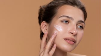 Anti Geser! 5 Hybrid Sunscreen Ringan yang Cocok Dipakai di Bawah Makeup