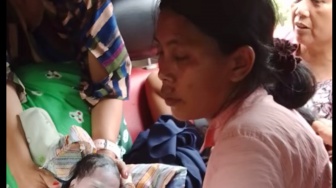 Detik-Detik Ibu di Way Kanan Melahirkan di Mobil Akibat Jalan Rusak Parah