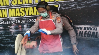 Polda Lampung Musnahkan Narkoba Rp264 Miliar, Ratusan Senpi Rakitan Dipotong Habis
