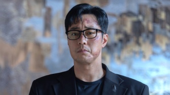 Agent Kim Reactivated Sukses Besar, So Ji Sub Bagi-Bagi Emas ke 300 Kru