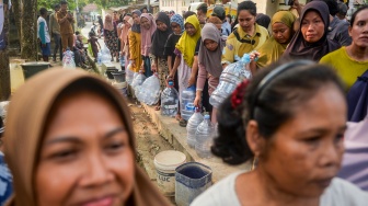 Warga mengantre untuk mendapatkan air bersih saat penyaluran bantuan air bersih di Desa Margasari, Tigaraksa, Kabupaten Tangerang, Banten, Selasa (28/7/2026). [ANTARA FOTO/Putra M. Akbar/kye]