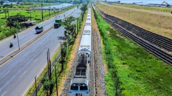 Foto udara kereta api melintasi rel di sisi tanggul penahan lumpur Lapindo titik 10D, Siring, Porong, Sidoarjo, Jawa Timur, Selasa (28/7/2026). [ANTARA FOTO/Umarul Faruq/agr]