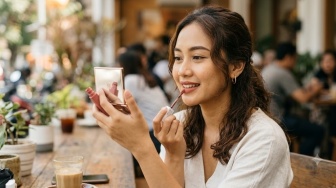 4 Lipstik Maybelline Warna Peach untuk Kulit Kuning Langsat agar Lebih Segar