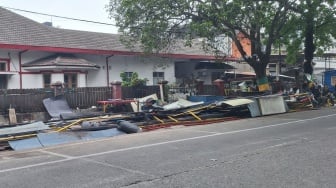 Kembalikan Hak Pejalan Kaki, Satpol PP Bandung Ratakan 36 Bangunan Liar di Jalan Rajiman