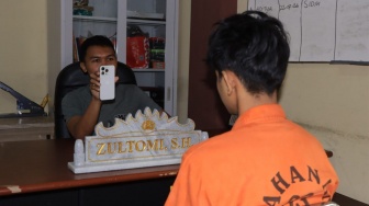 Pemuda Pringsewu Mencuri iPhone 13 Pro Milik Sahabat Lalu Dijadikan Kado ke Kekasih