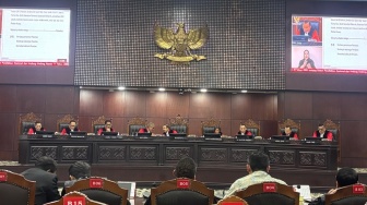 Resmi, MK Larang Program MBG Pakai 20 Persen Anggaran Pendidikan
